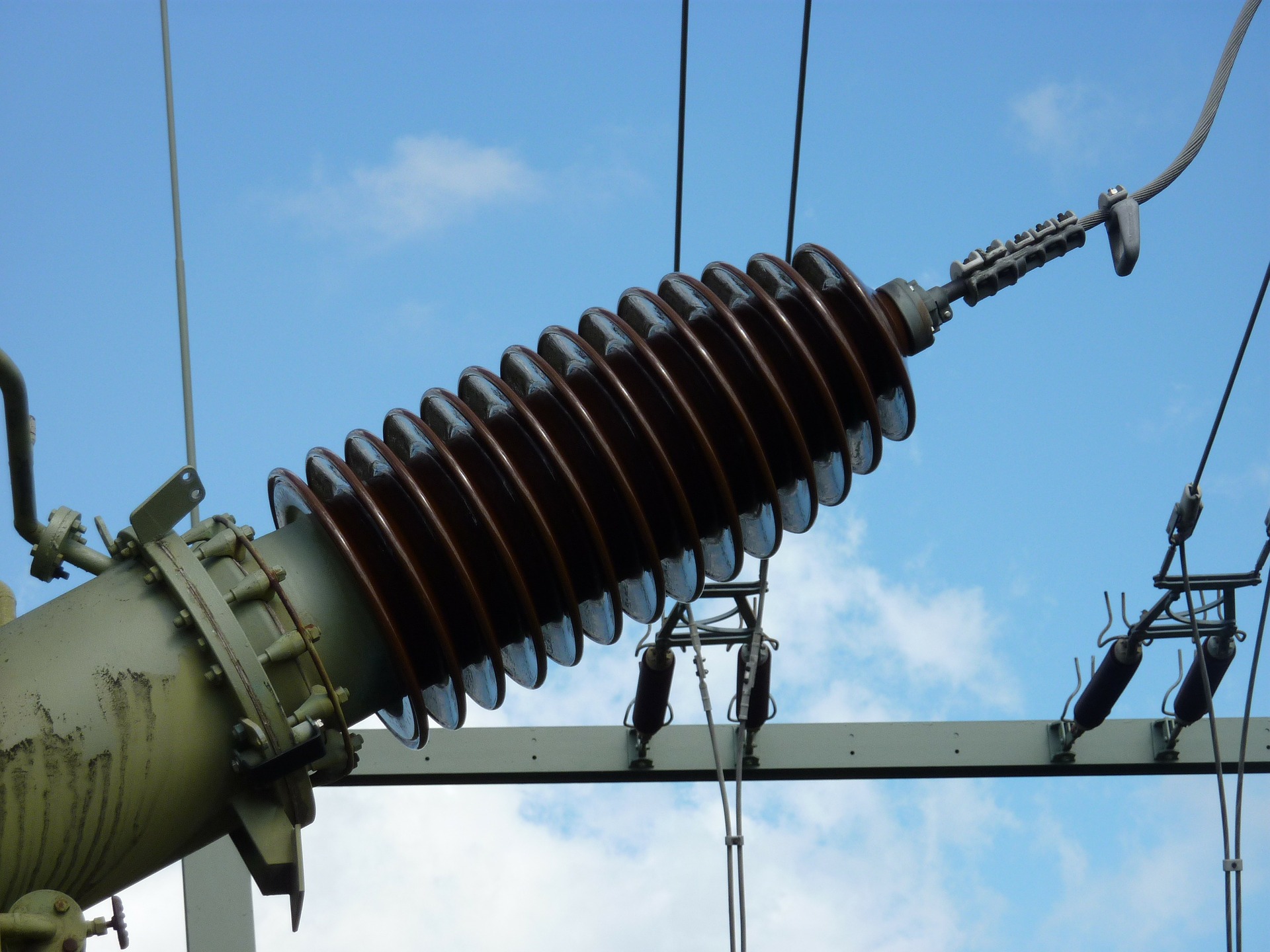 High voltage bushing